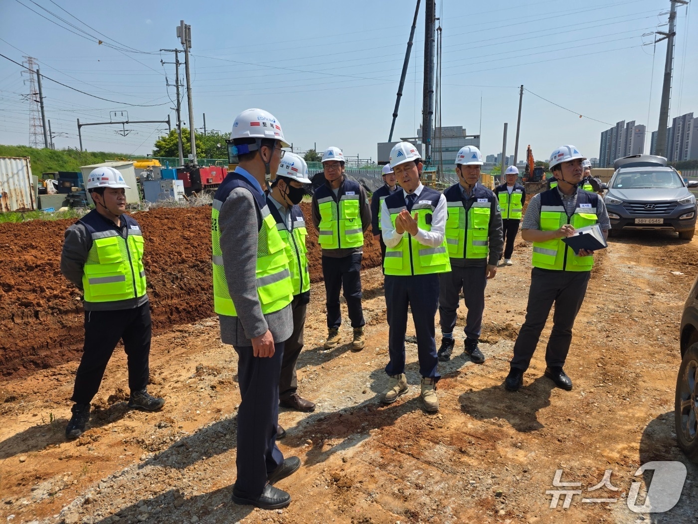 정우필 서한 대표이사(오른쪽 두번째)가 공사장 안전점검을 위해 인천시 검암 건설현장을 찾아 직원들에게 업무 지시를 하고 있다.(서한 제공. 재판매 및 DB 금지)
