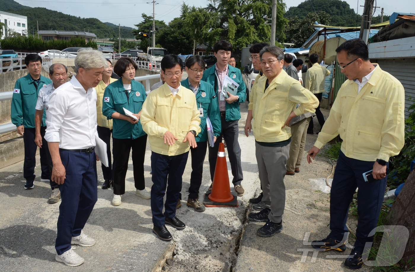 박병규 광주 광산구청장이 8일 오전 강기정 광주시장과 함께 특별재난지역으로 선포된 어룡동을 찾아 폭우 피해 현장을 살피고 있다. &#40;광산구 제공. 재판매 및 DB 금지&#41; 2025.8.8/뉴스1