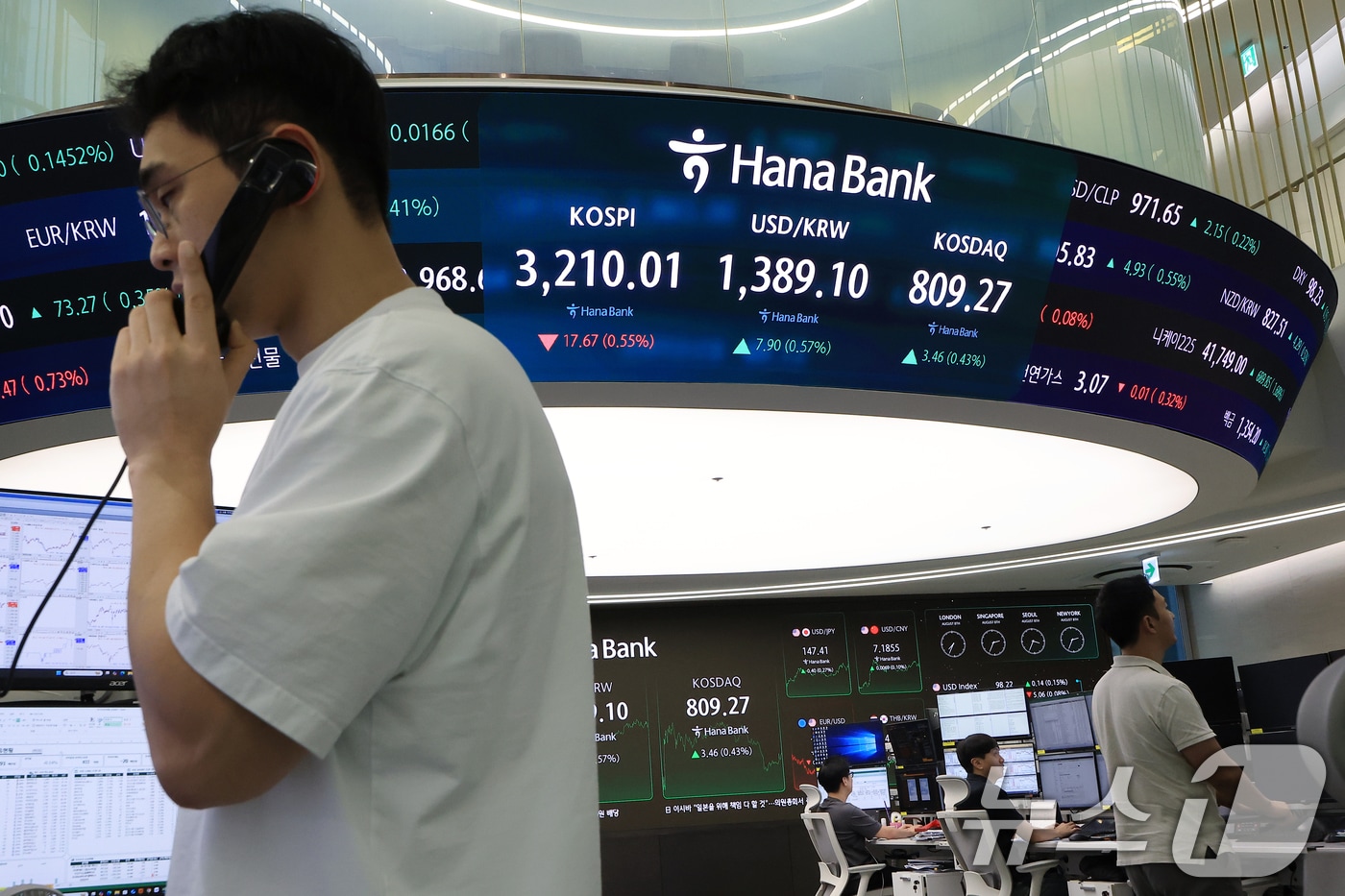 외국인과 기관이 매도세를 보인 8일 오후 서울 중구 하나은행 본점 딜링룸 전광판에 증시가 표시되고 있다. 2025.8.8/뉴스1 ⓒ News1 박정호 기자