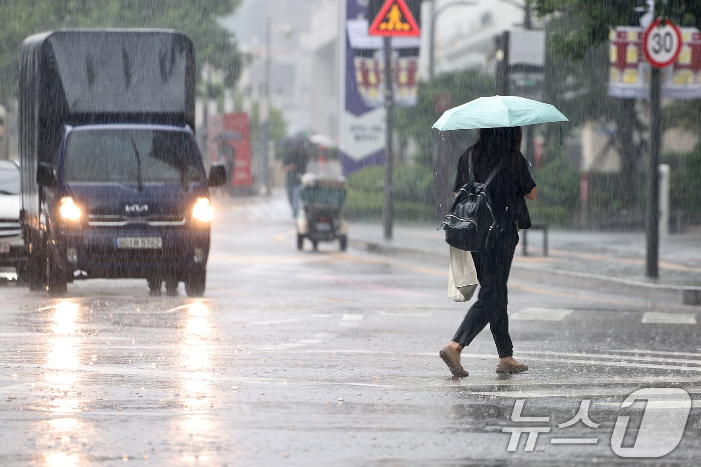 우산을 쓴 시민들이 발걸음을 재촉하고 있다.(사진은 기사 내용과 무관함) / 뉴스1 ⓒ News1
