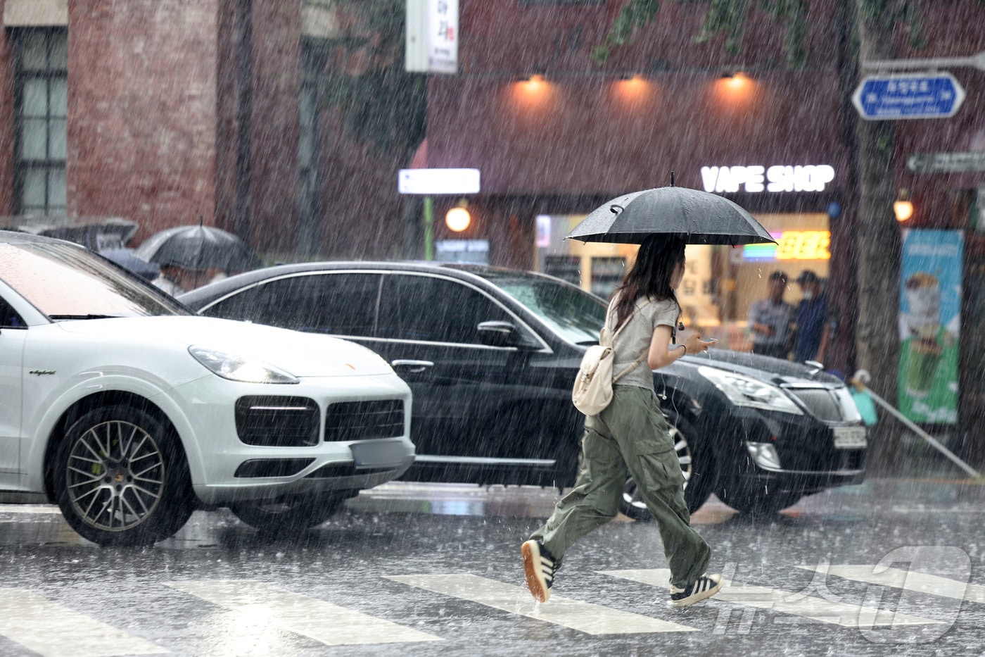 지난 8일 오후 서울 종로구 일대에서 우산을 쓴 시민들이 발걸음을 재촉하고 있다. 2025.8.8/뉴스1 ⓒ News1 민경석 기자