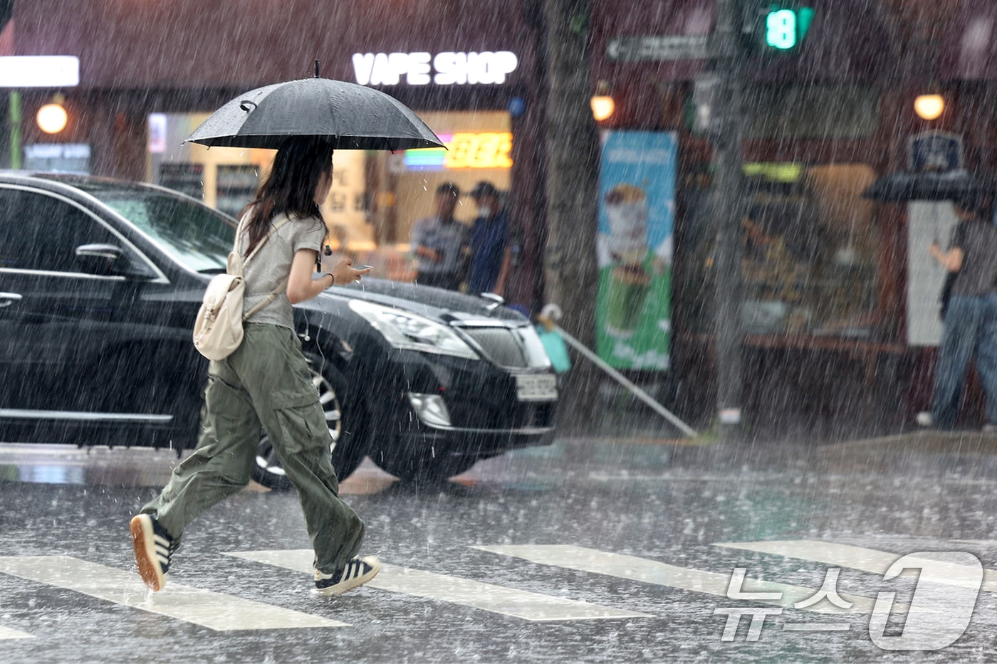 8일 오후 서울 종로구 일대에서 우산을 쓴 시민들이 발걸음을 재촉하고 있다. 2025.8.8/뉴스1 ⓒ News1 민경석 기자