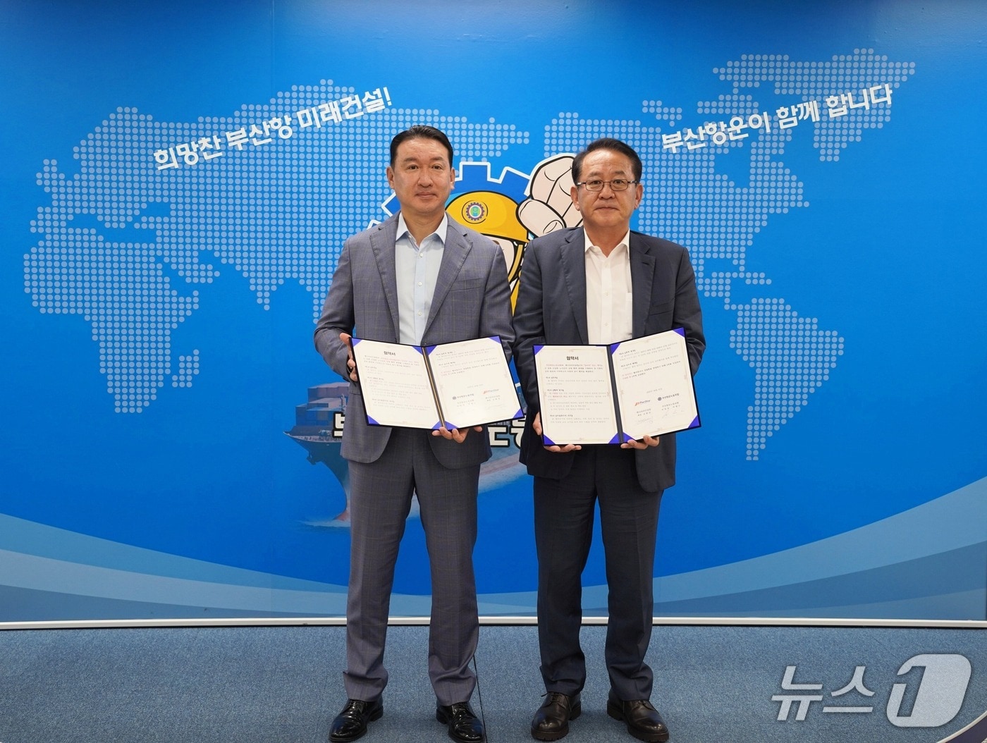 김현겸 팬스타그룹 회장&#40;오른쪽&#41; 박병근 부산항운노조 위원장&#40;왼쪽&#41;이 협약서에 서명 후 기념 촬영하고 있다.&#40;팬스타라인닷컴 제공. 재판매 및 DB금지&#41;