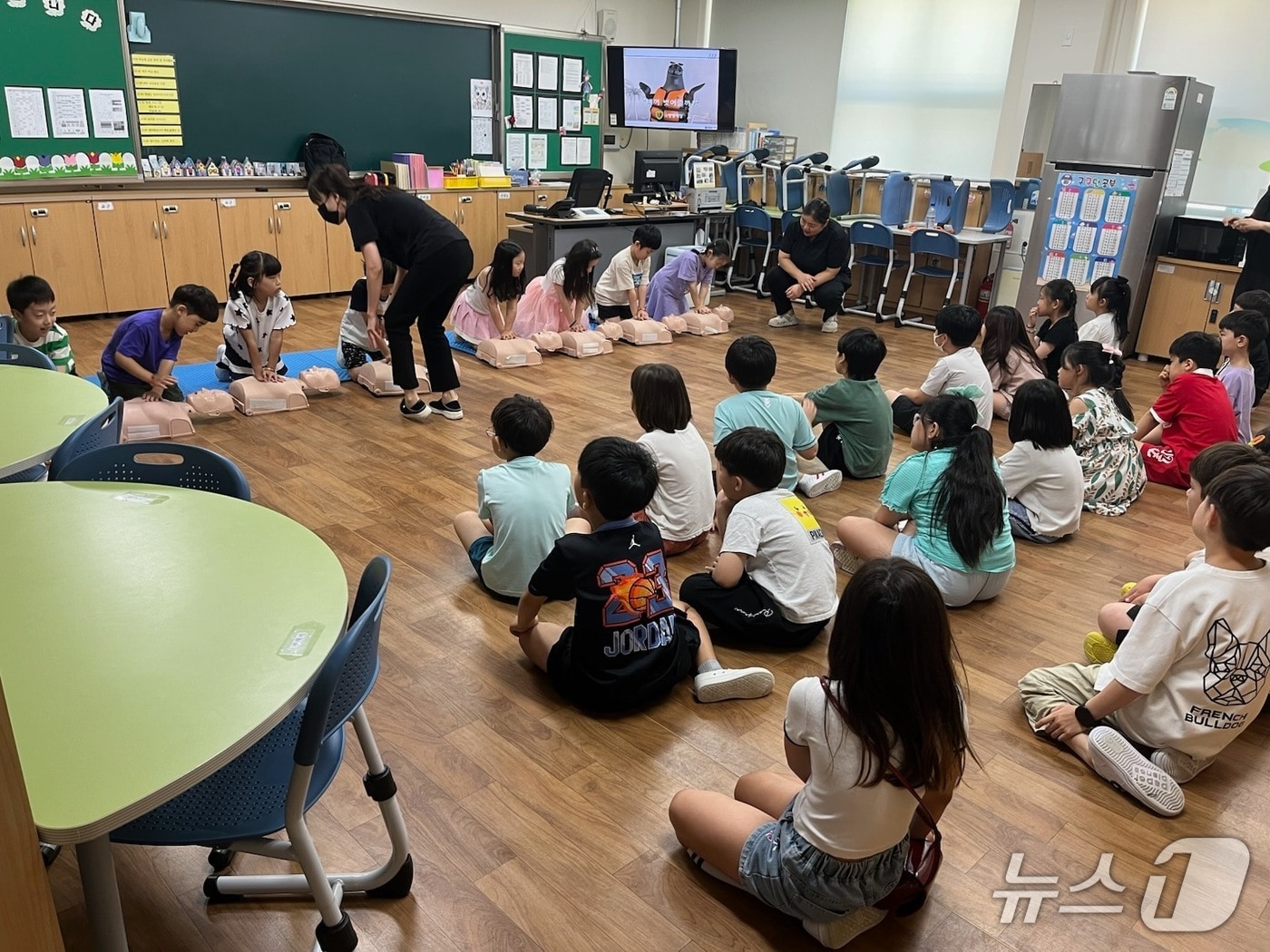 '찾아가는 어린이 안전교실'에 참가한 학생들이 마네킹을 활용한 체험형 심폐소생술 교육을 받고 있다.(부산 수영구 제공. 재판매 및 DB금지)
