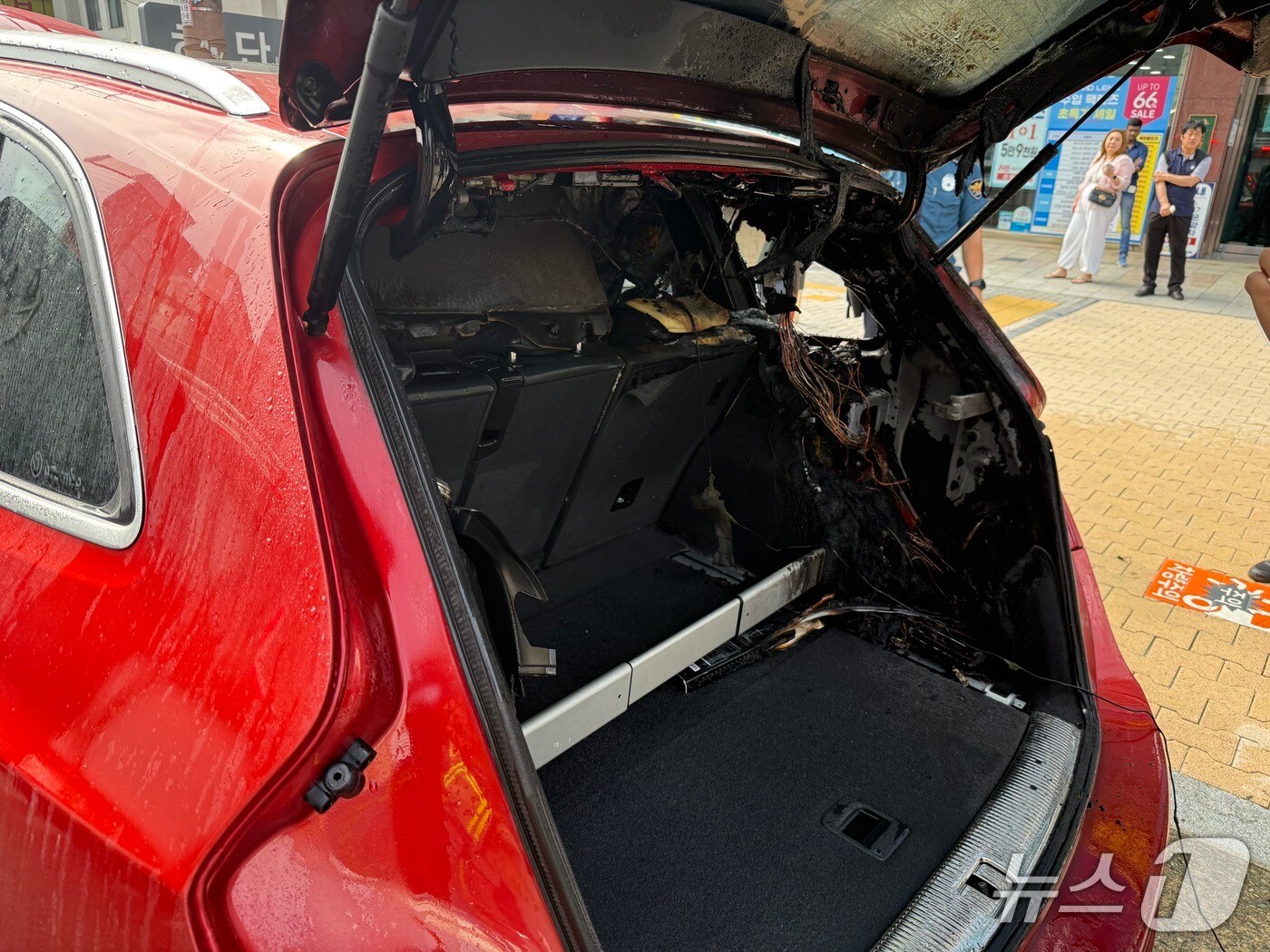 8일 오전 부산 사하구 하단동 차량 화재 현장.(부산소방재난본부 제공. 재판매 및 DB 금지)