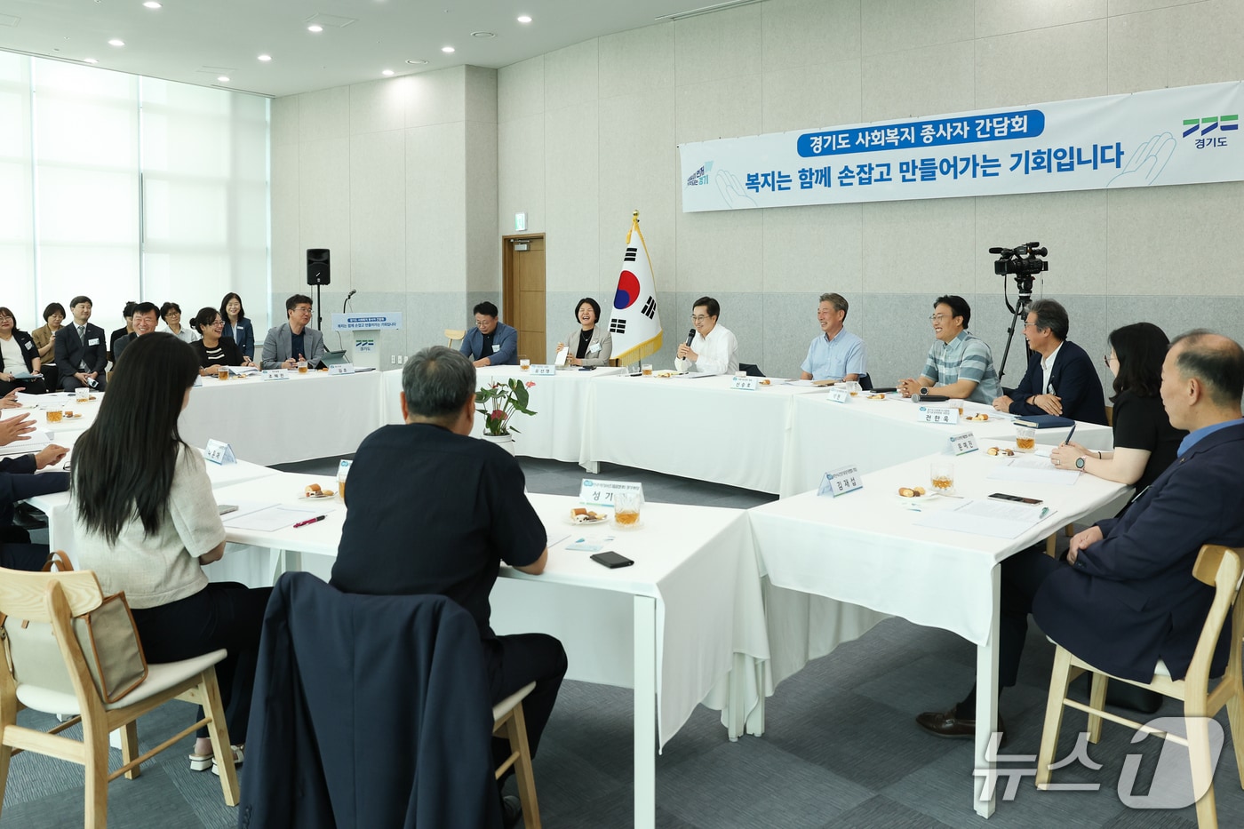 8일 경기도청 단원홀에서 김동연 경기도지사와 박찬수 경기도사회복지사협회장, 나윤채 한국장기요양기관지역협회연합회장 등 20여 명이 사회복지 종사자의 현장 목소리 청취 및 개선방안 모색을 위한 경기도 사회복지 종사자 간담회를 하고 있다.(경기도 제공. 재판매 및 DB금지)