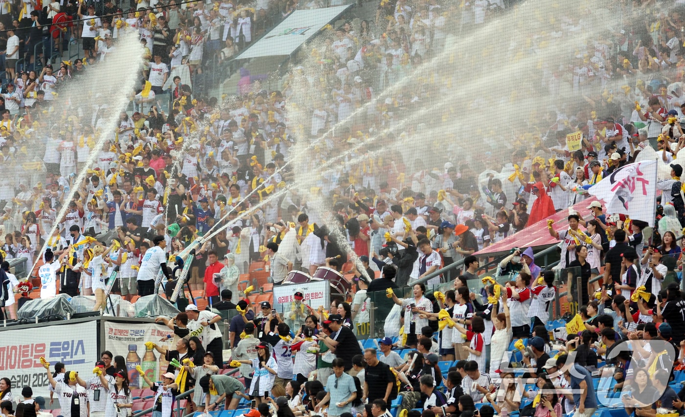 8일 오후 서울 송파구 잠실야구장에서 열린 프로야구 '2025 신한 SOL뱅크 KBO 리그' 한화 이글스와 LG 트윈스의 경기에서 LG 응원단이 물대포를 맞으며 열띤 응원을 하고 있다. 2025.8.8/뉴스1 ⓒ News1 김명섭 기자