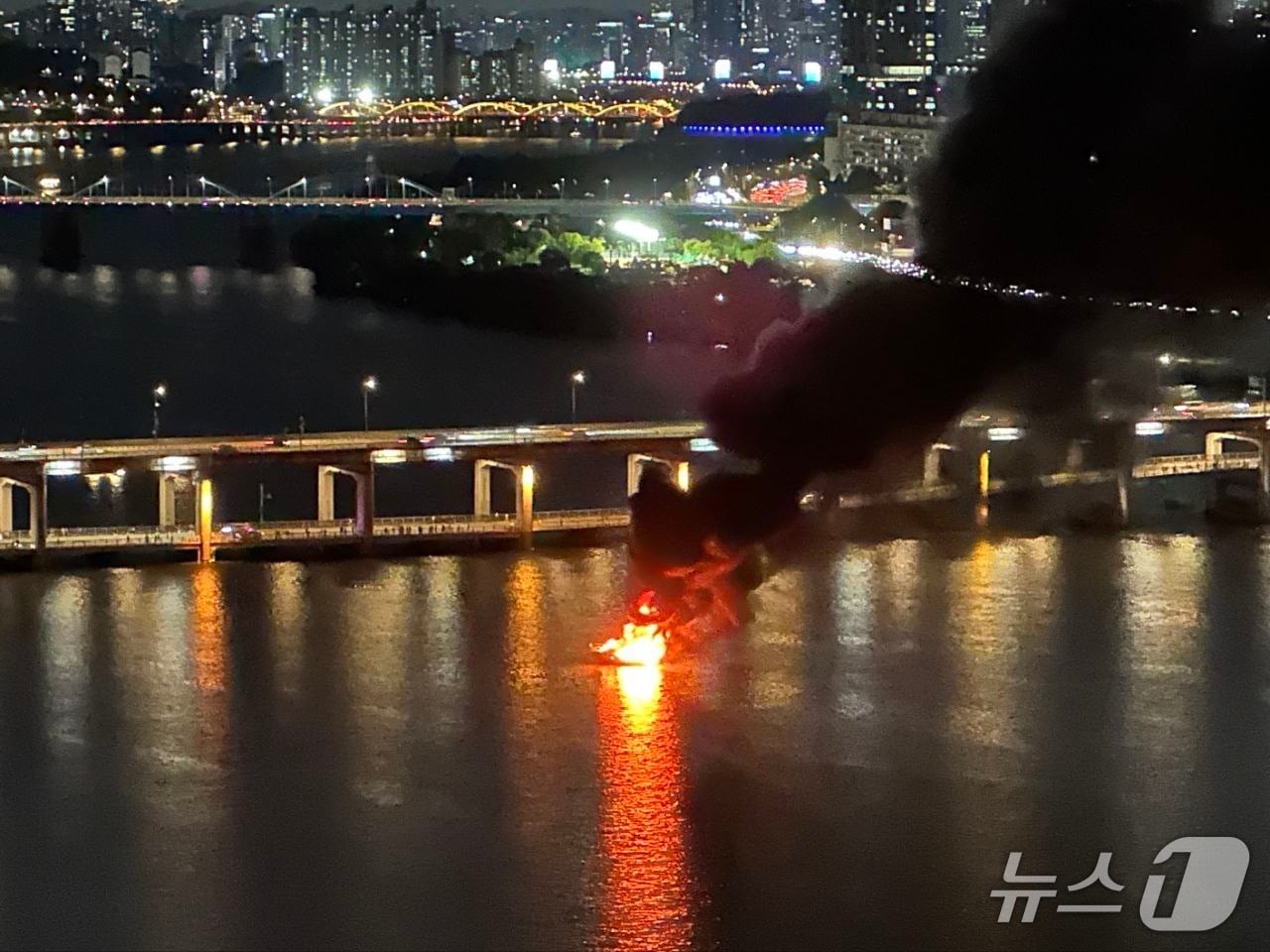 8일 오후 서울 반포대교 인근 수상에 떠 있던 선박에서 화재가 발생해 소방당국이 진화에 나섰다. (독자 제공) 