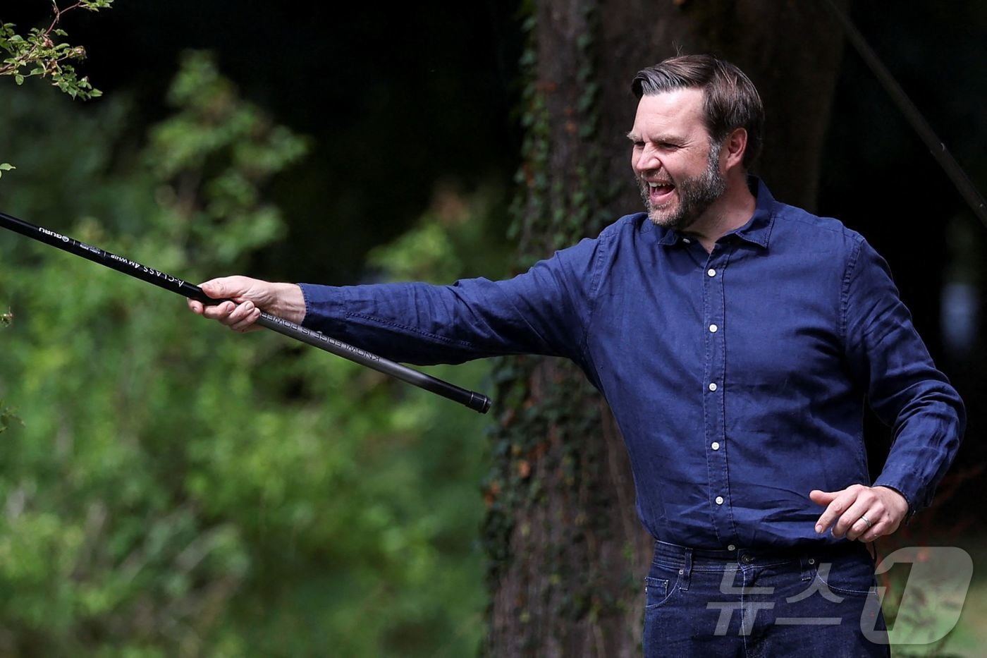 8일(현지시간) 미국 부통령 JD 밴스가 영국 남동부 체브닝에 위치한 체브닝 하우스에서 낚시를 즐기고 있다. 함께한 인물은 영국 외무장관 데이비드 래미(사진에는 보이지 않음)다. 래미 외무장관은 이번 주말 동안 이곳에 미국 부통령과 그의 가족을 초청해 사적인 휴가를 함께 보내고 있다.2025.08.08. ⓒ AFP=뉴스1