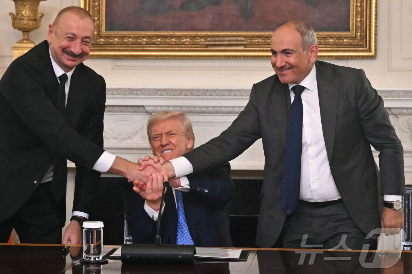 8일(현지시간) 미국 워싱턴DC 백악관에서 열린 협정 서명식에서 도널드 트럼프 미국 대통령(가운데), 일함 알리예프 아제르바이잔 대통령(왼쪽), 니콜 파시냔 아르메니아 총리(오른쪽)가 악수를 나누고 있다.2025.08.08.ⓒ AFP=뉴스1