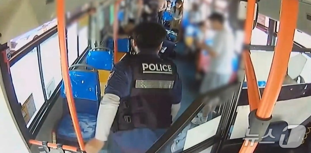 대구 시내버스에 10대 승객이 쓰러러지자 황금지구대 소속 경찰관이 버스에 올라타 응급조치를 하고 있다.(대구 수성경찰서 제공.재판매 및 DB 금지)