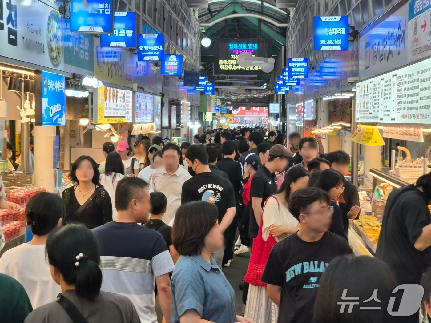 토요일인 9일 강원 강릉지역 대표 전통시장인 중앙시장 먹거리 골목이 나들이객으로 북적이고 있다.  2025.8.9. ⓒ News1 /뉴스1 윤왕근 기자