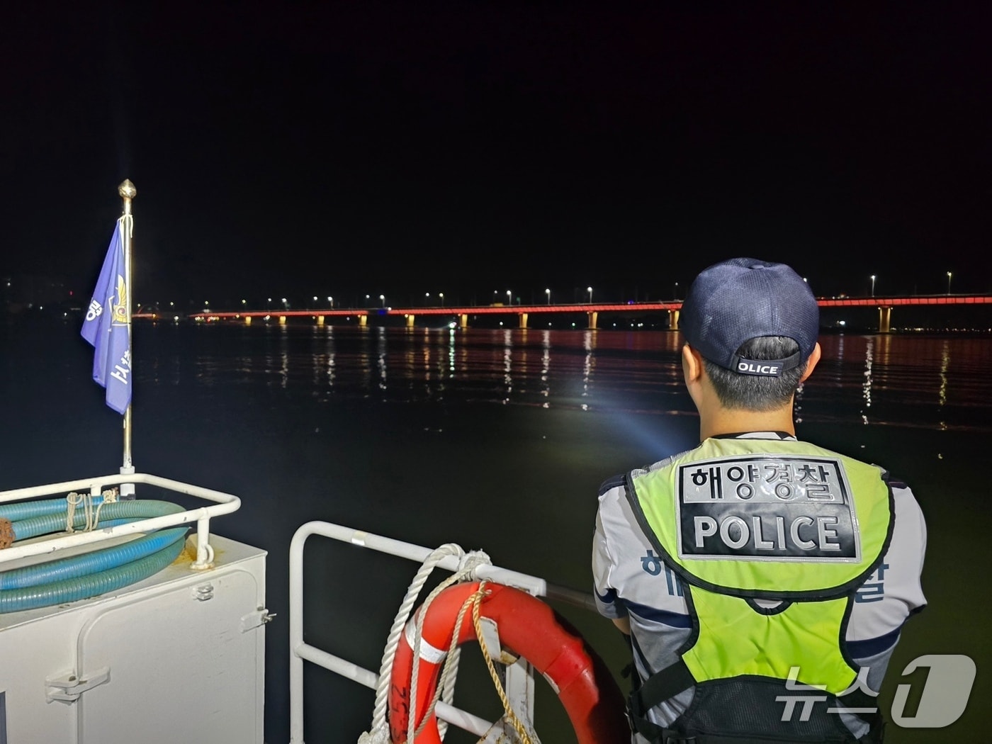 9일 새벽 서천 장항읍 동백대교에서 해경이 수색 작업을 벌이고 있다. (보령해경 제공, 재판매 및 DB금지) / 뉴스1 