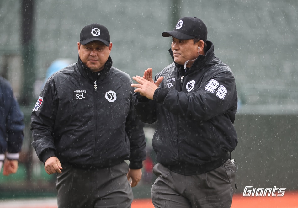 프로야구 경기 취소를 선언하는 심판. (롯데 자이언츠 제공)