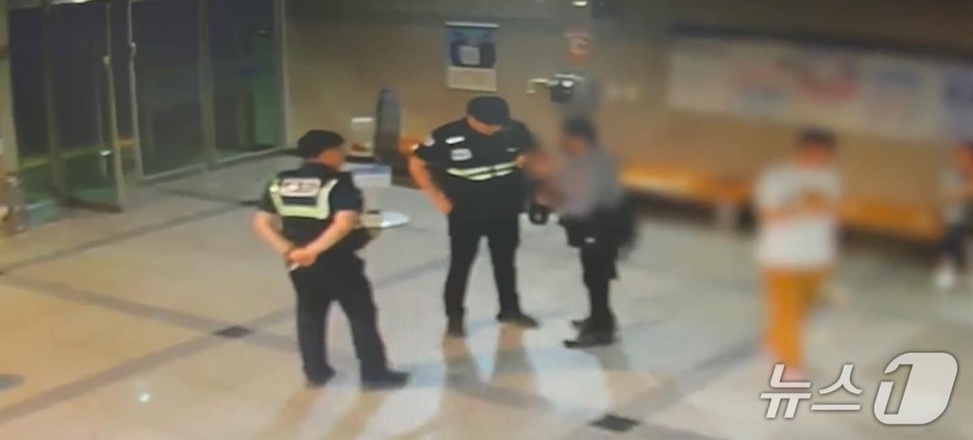 가짜 경찰 복장·장비 착용하고 돌아다닌 50대. (사진=경기북부경찰청)