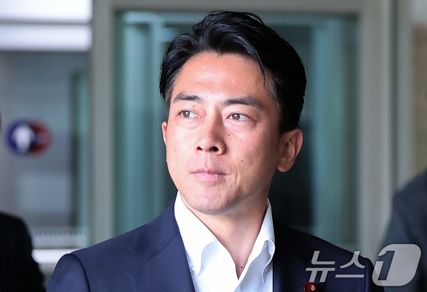 일본의 차기 총리 후보의 한 명으로 거론되는 고이즈미 신지로 일본 농림수산상이 9일 김포국제공항을 통해 입국하고 있다. 2025.8.9/뉴스1 ⓒ News1 김성진 기자