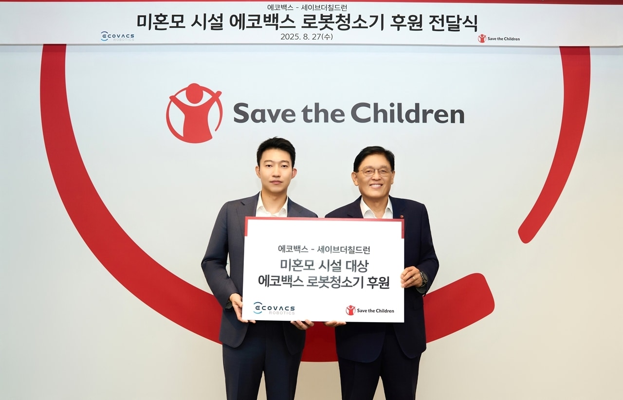 에코백스 데이비드 첸 CEO(왼쪽)와 세이브더칠드런 코리아 정태영 총장(오른쪽)이 기념 촬영을 하고 있다(에코백스 제공). ⓒ 뉴스1