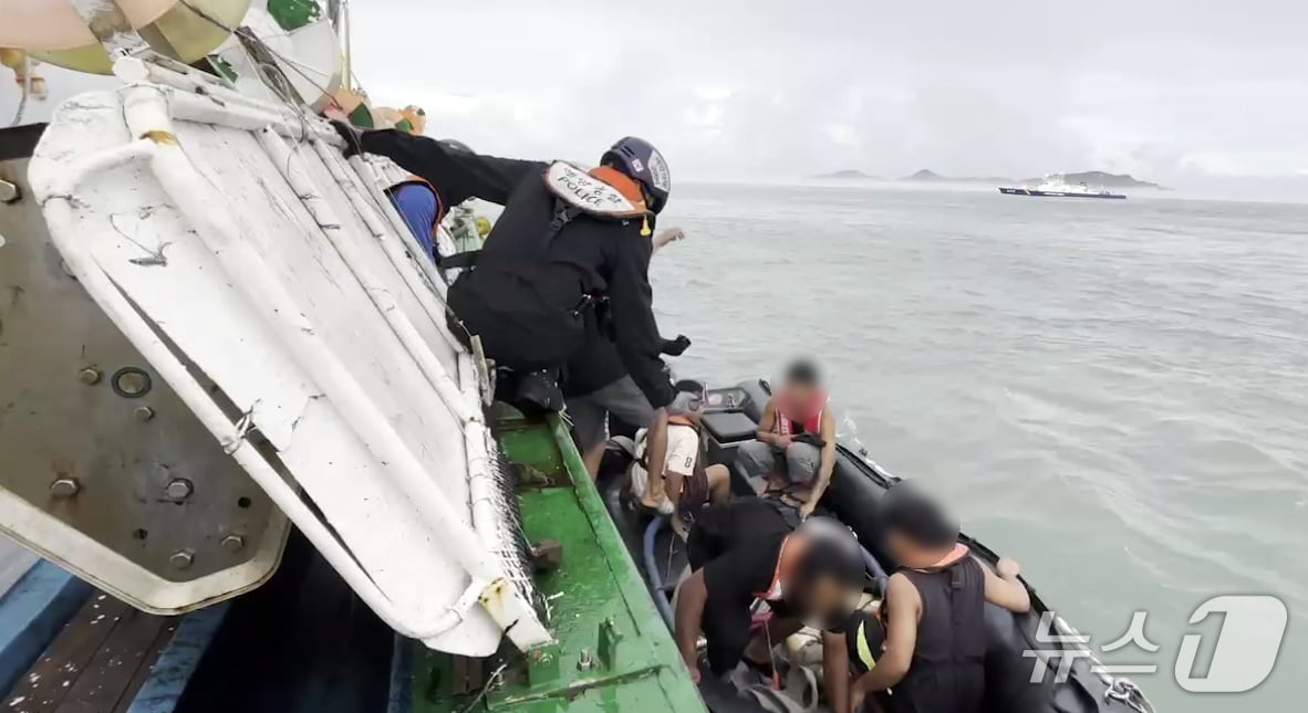 8월 31일 오후 4시 21분쯤 전남 진도군 서거차도 해상에서 7명이 승선한 29톤급 오징어잡이 어선 A 호가 암초와 충돌해 침수 중이라는 신고가 접수돼 해경이 구조 작업을 하고 있다. (목포해경 제공. 재판매 및 DB 금지)