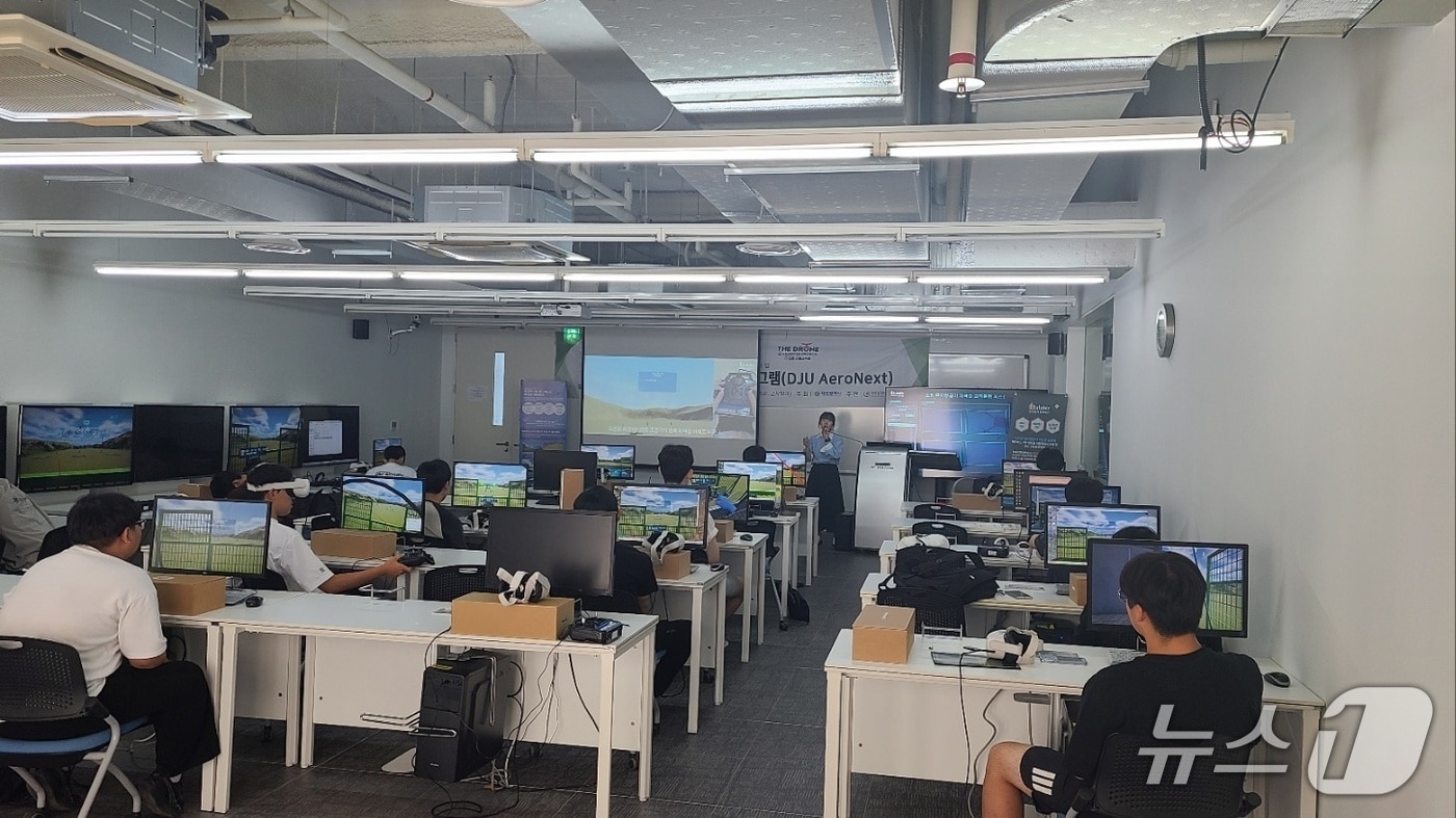 드론 교육 모습.(대전정보문화산업진흥원 제공. 재판매 및 DB금지)/뉴스1