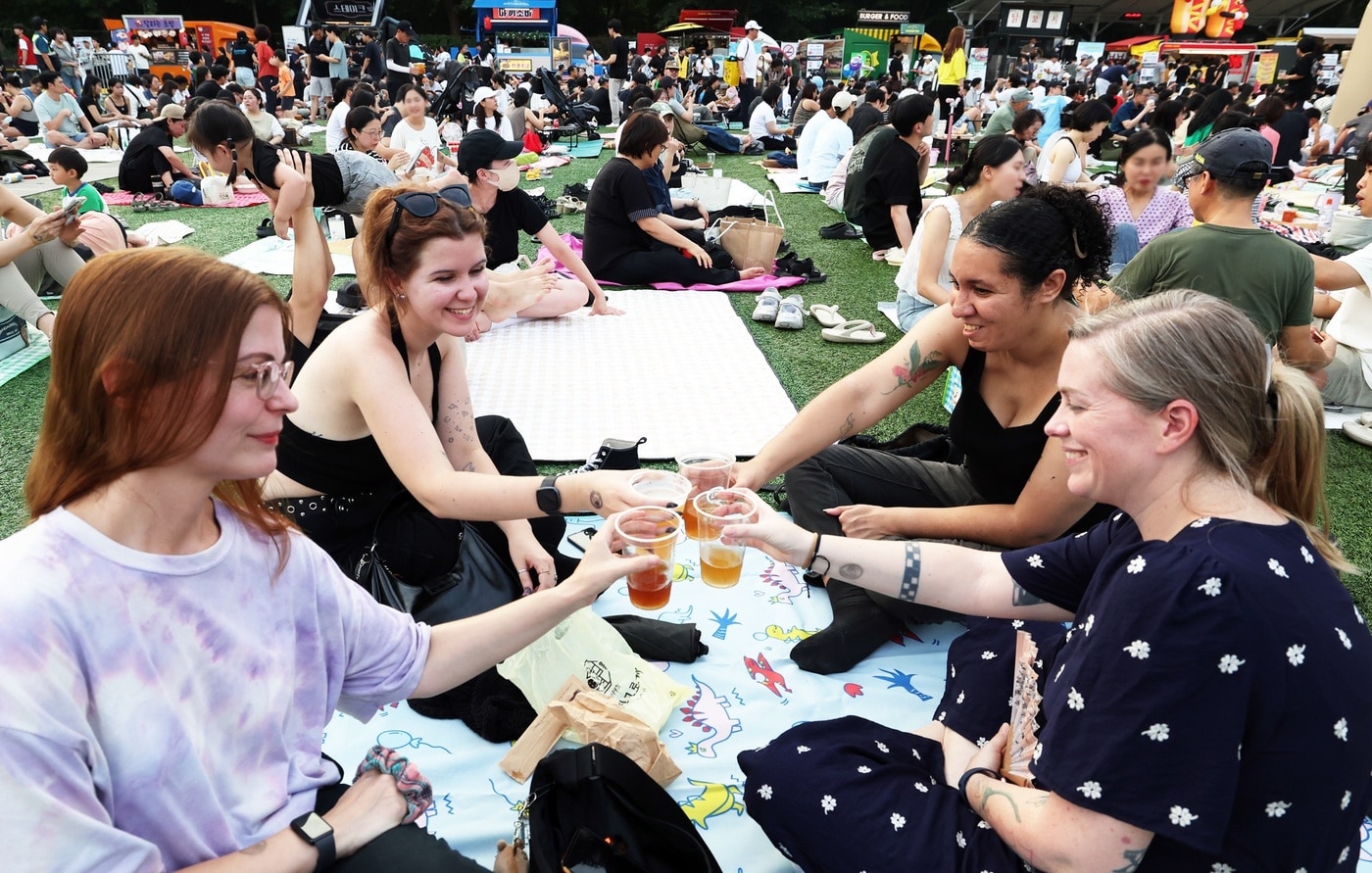 노원수제맥주축제를 즐기는 외국인 관람객들(노원구 제공)