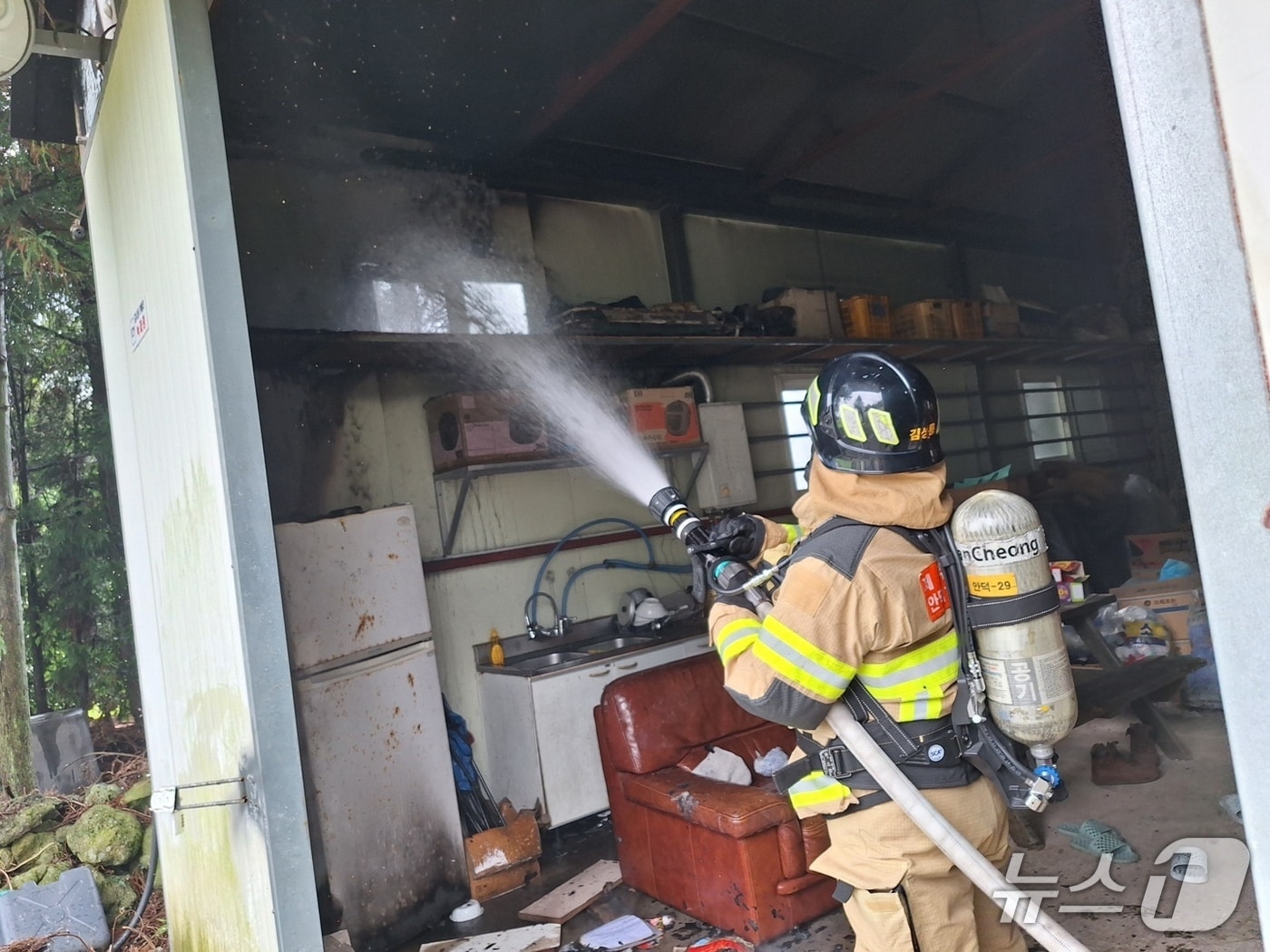 지난 8월31일 서귀포시 안덕면에서 낙뢰가 떨어져 과수원 창고에 화재가 발생했다.&#40;제주도소방안전본부 제공. 재판매 및 DB 금지&#41;