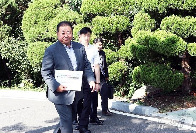 지난 달 7일 김경일 파주시장이 파주~개성 국제평화마라톤대회 개최를 위한 사전 작업으로 북한주민접촉신고서를 제출하기 위해 통일부를 방문하고 있다. &#40;파주시 제공, 재판매 및 DB금지&#41;