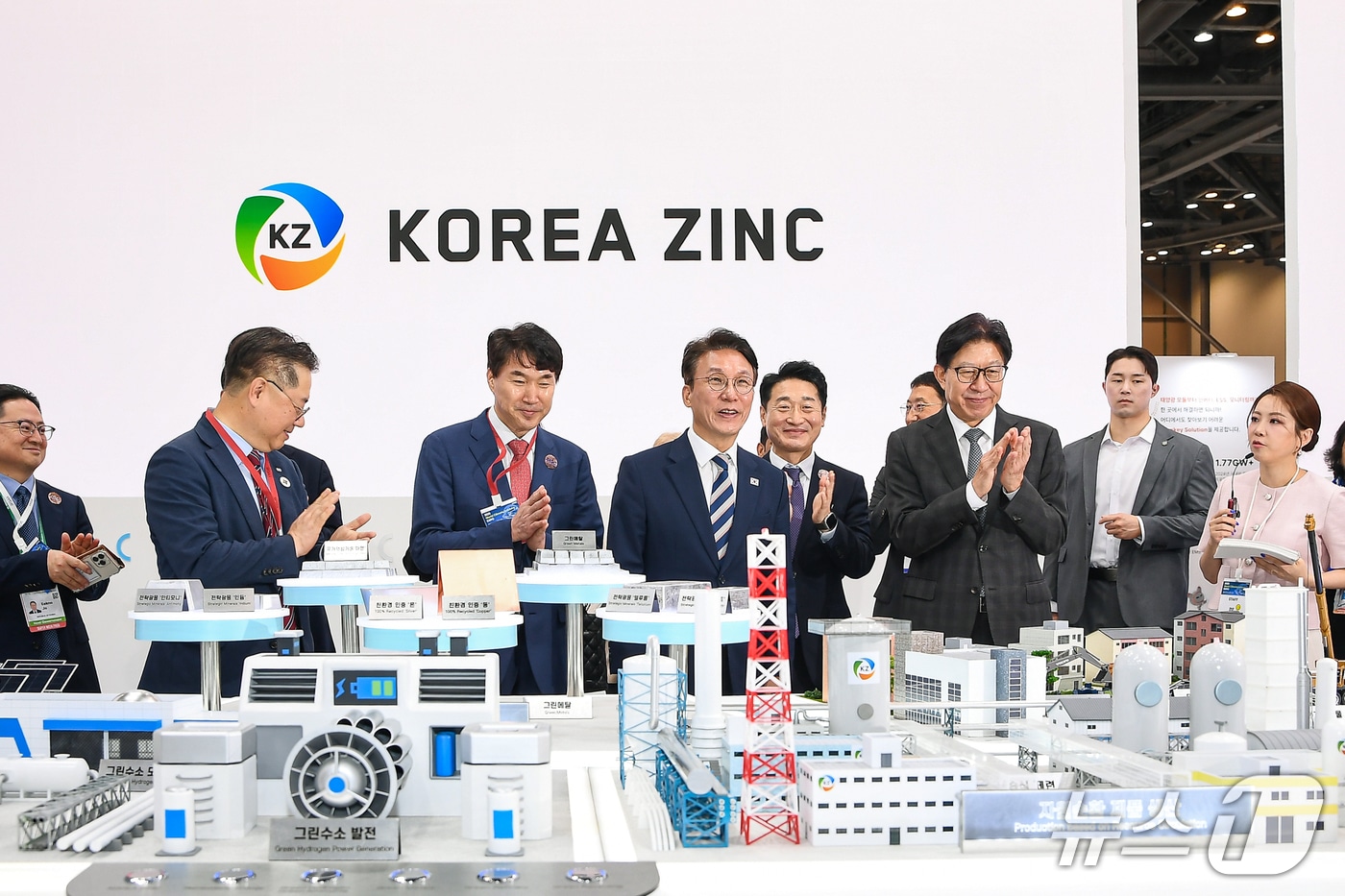 김민석 국무총리, 박형준 부산시장, 백순흠 고려아연 사장 등 주요 관계자가 기후산업국제박람회 고려아연 전시 부스를 둘러보는 모습&#40;고려아연 제공&#41;
