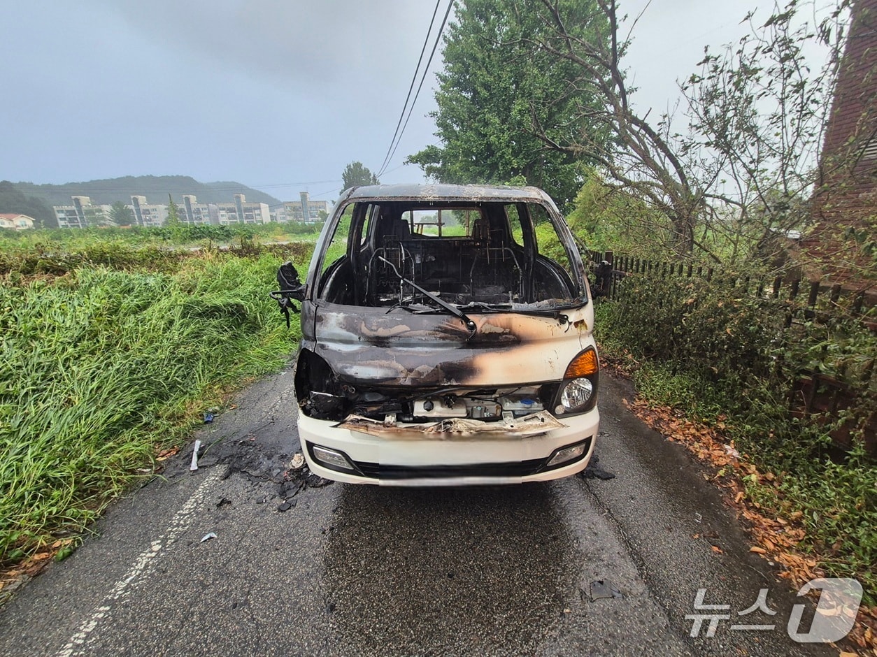  충남 예산 덕산면 트럭 화재 현장. (예산소방서 제공, 재판매 및 DB금지) / 뉴스1