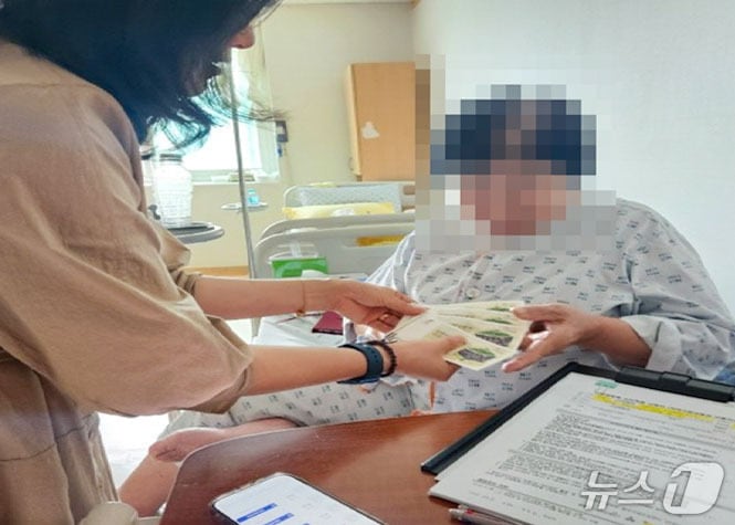 창녕군의 찾아가는 민생회복 소비쿠폰 신청 장면(창녕군 제공. 재판매 및 DB 금지).