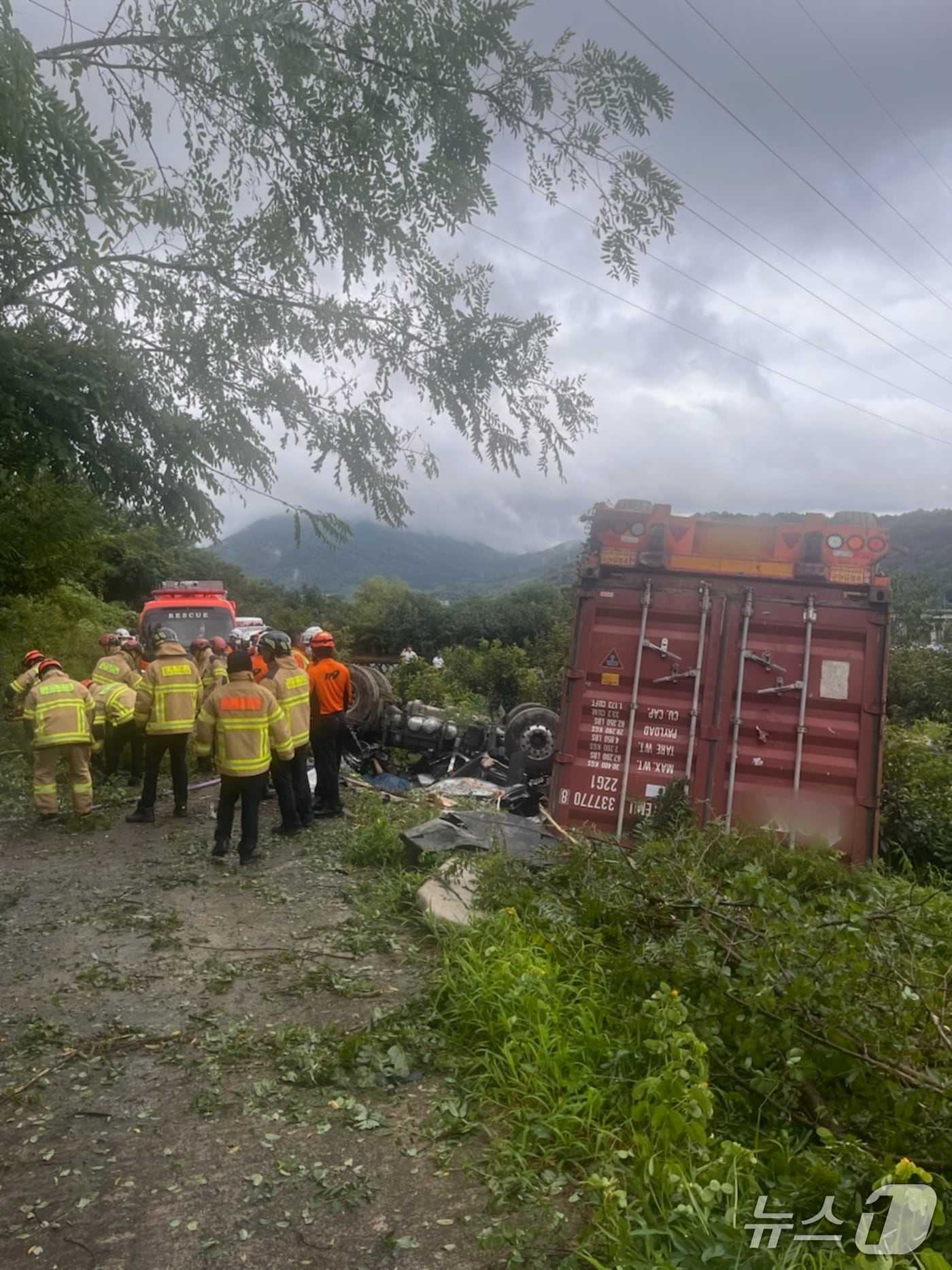1일 오전 10시 18분쯤 창원시 의창구 동읍 용강리 남해고속도로 창원 분기점 인근에서 부산 방면으로 달리던 트레일러가 도로 밖 비탈면으로 추락했다. 사진은 사고 현장 모습.(창원소방본부 제공. 재판매 및 DB금지)