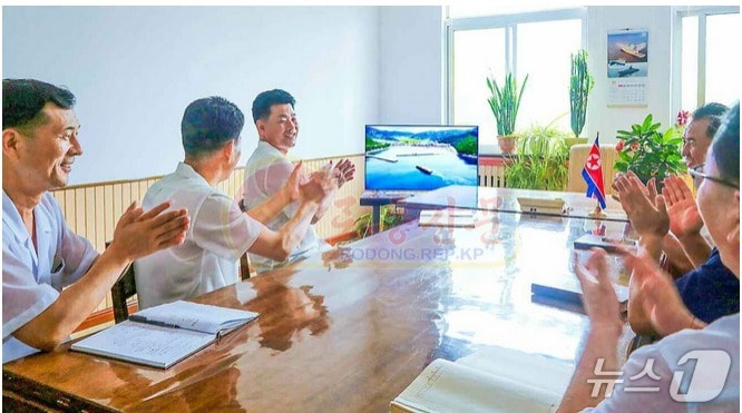 북한 노동당 기관지 노동신문은 1일 "낙원포의 경사가 온 나라의 대경사로 되고 있다"며 평안북도당위원회에서 낙원군 바닷가 양식사업소를 살펴보는 모습을 전했다.[국내에서만 사용가능. 재배포 금지. DB 금지. For Use Only in the Republic of Korea. Redistribution Prohibited] rodongphoto@news1.kr