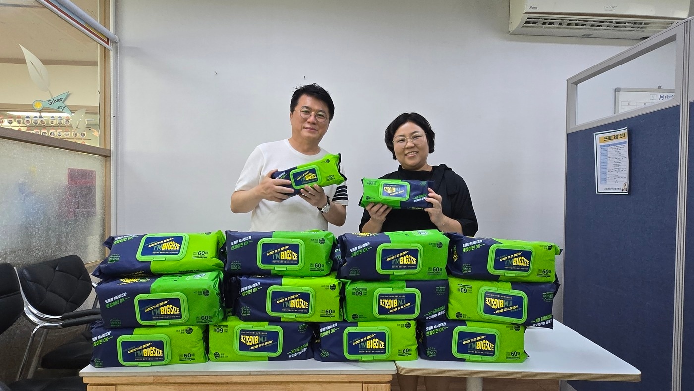 태양·태양보건안전, 영종노인주야간보호센터 후원 물품 전달 기념 사진 / 태양·태양보건안전 제공