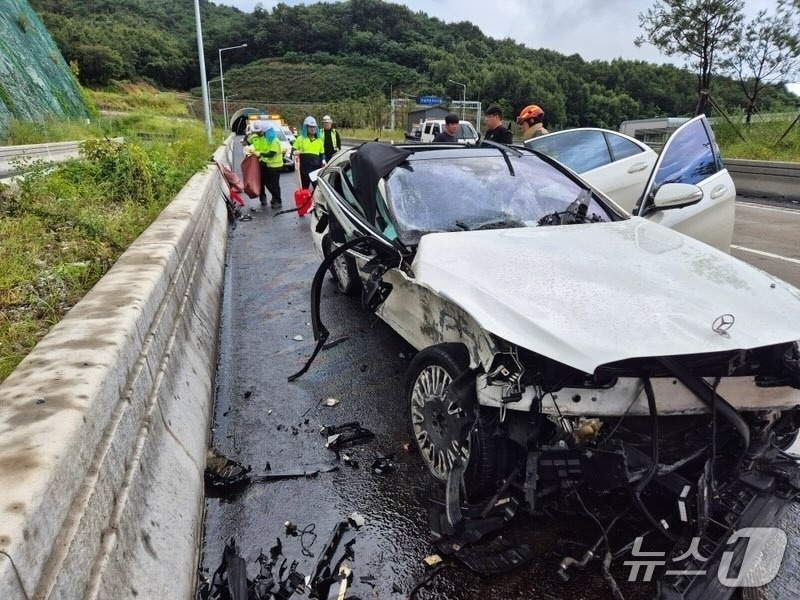 예산 서부내륙고속도로 교통사고 현장. (예산소방서 제공, 재판매 및 DB금지) / 뉴스1