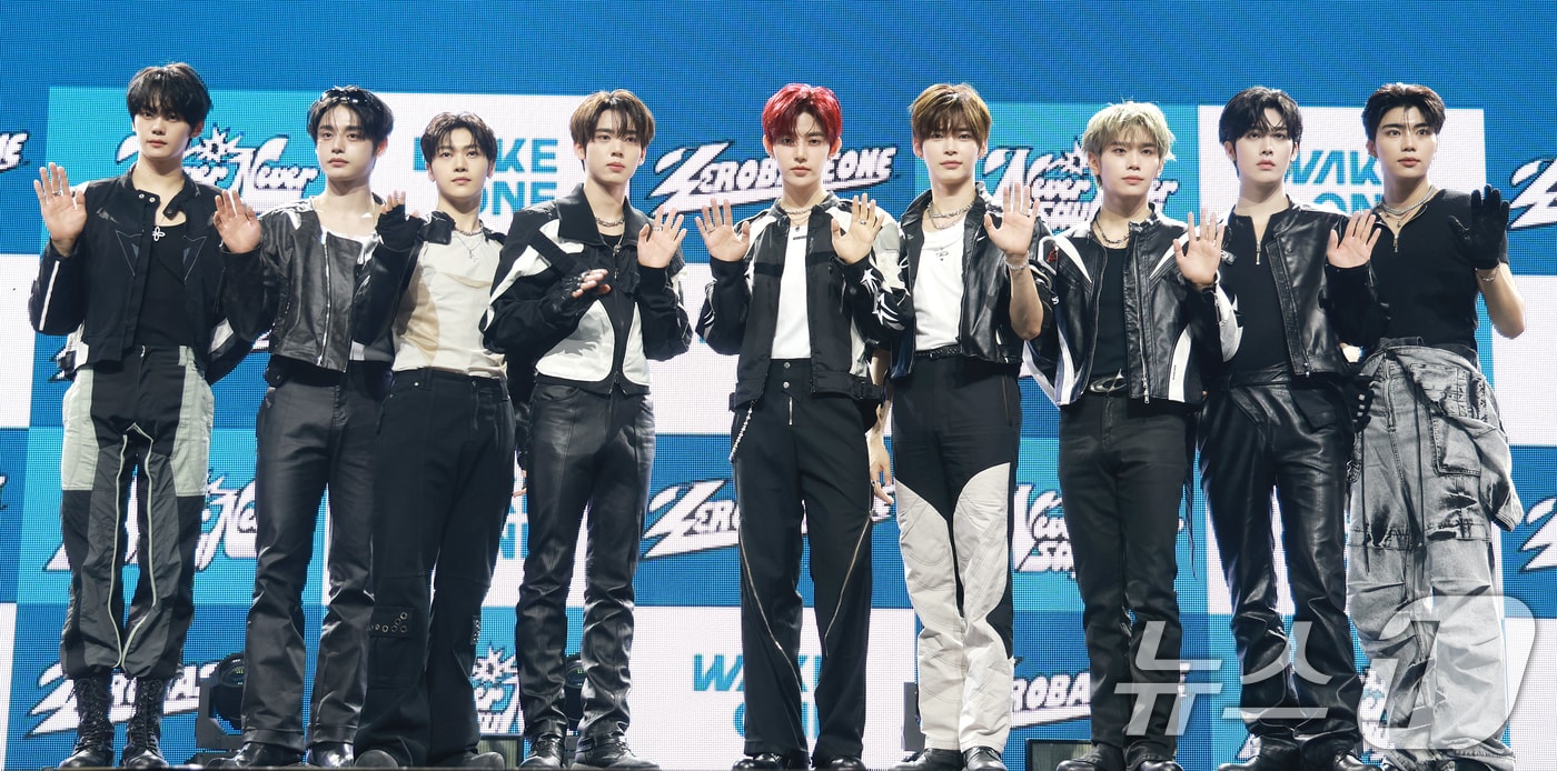 제로베이스원(ZEROBASEONE) 김규빈(왼쪽부터)과 김지웅, 석매튜, 한유진, 장하오, 성한빈, 김태래, 리키, 박건욱이 1일 오후 서울 용산구 블루스퀘어 SOL트래블홀에서 가진 정규 1집 ‘NEVER SAY NEVER(네버 세이 네버)’ 발매 기념 쇼케이스에 참석해 포즈를 취하고 있다. 2025.9.1/뉴스1 ⓒ News1 권현진 기자