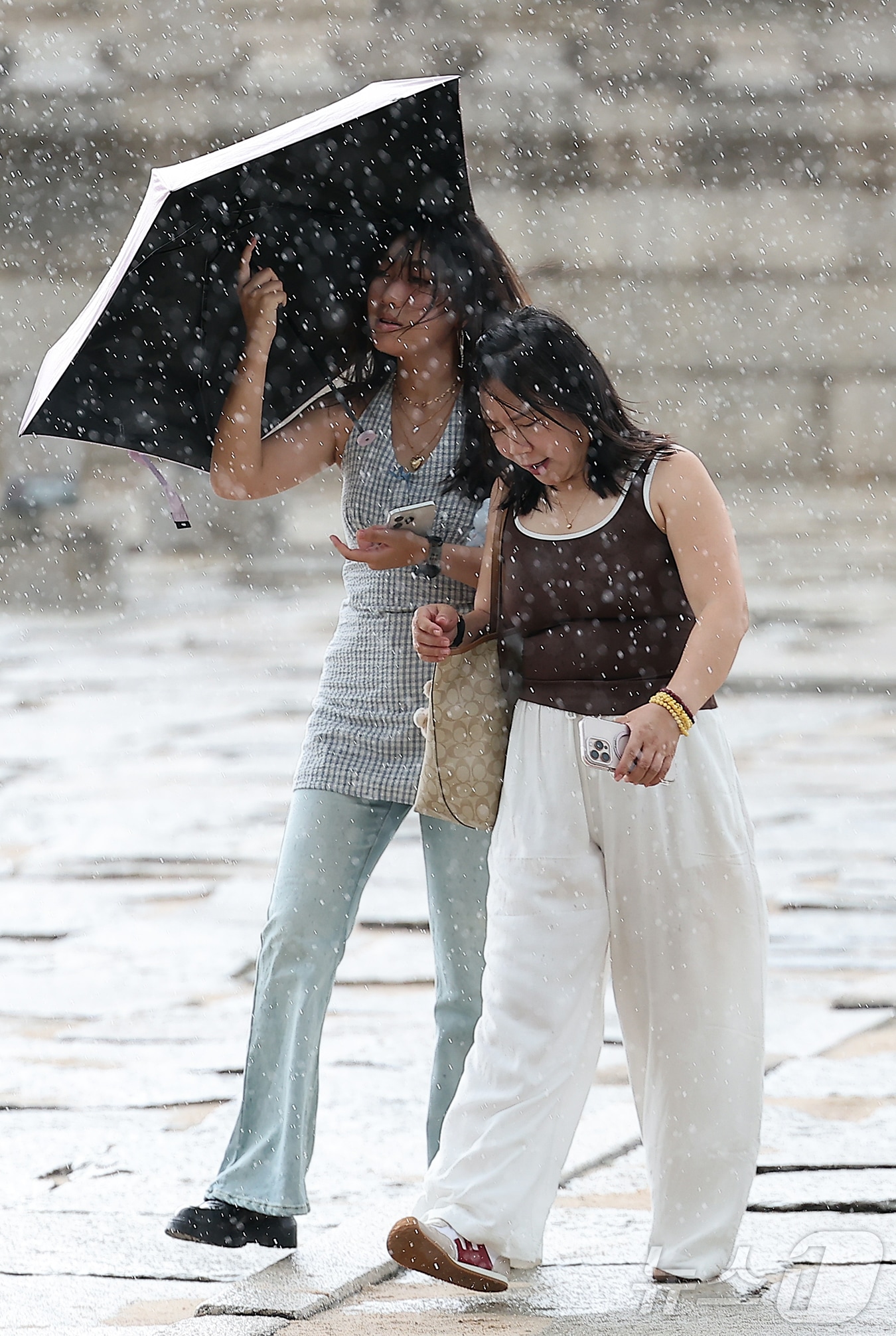 전국 대부분 지역에서 비가 내린 1일 오후 서울 종로구 경복궁에서 우산을 쓴 외국인 관광객들이 발걸음을 옮기고 있다. 2025.9.1/뉴스1 ⓒ News1 김진환 기자