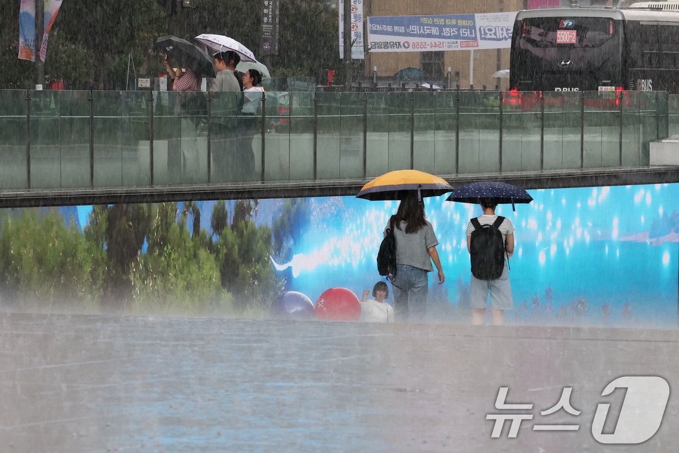 전국 대부분 지역에 비가 내린 1일 오후 서울 광화문광장에서 우산을 쓴 시민들이 발걸음을 옮기고 있다. 2025.9.1/뉴스1 ⓒ News1 이광호 기자