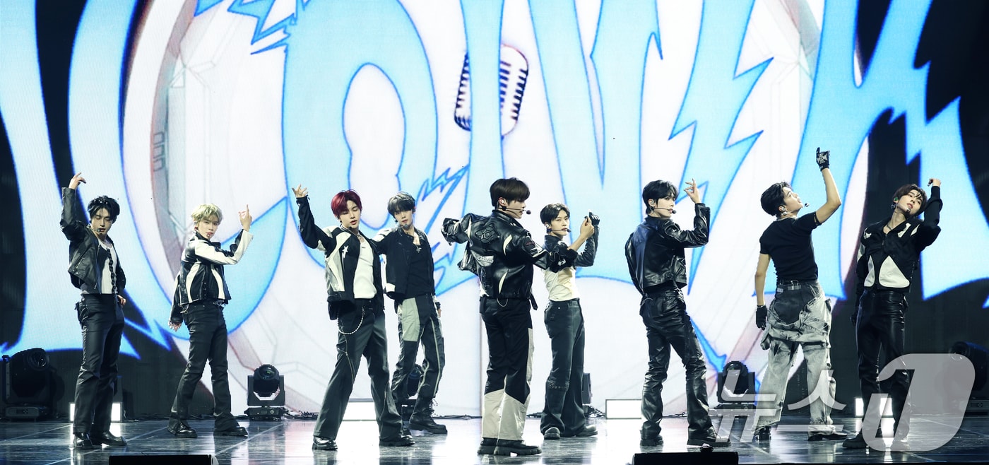 제로베이스원(ZEROBASEONE)이 1일 오후 서울 용산구 블루스퀘어 SOL트래블홀에서 가진 정규 1집 ‘NEVER SAY NEVER(네버 세이 네버)’ 발매 기념 쇼케이스에 참석해 신곡을 선보이고 있다. 2025.9.1/뉴스1 ⓒ News1 권현진 기자