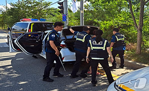 대전경찰청 기동순찰대는 1일 오전 대전 중부경찰서 관내 선화동 일대 순찰 활동 중 수상한 남성을 발견·검문하여 지명수배자를 긴급검거 했다. (대전경찰청 제공. 재판매 및 DB금지)2025.9.1/뉴스1