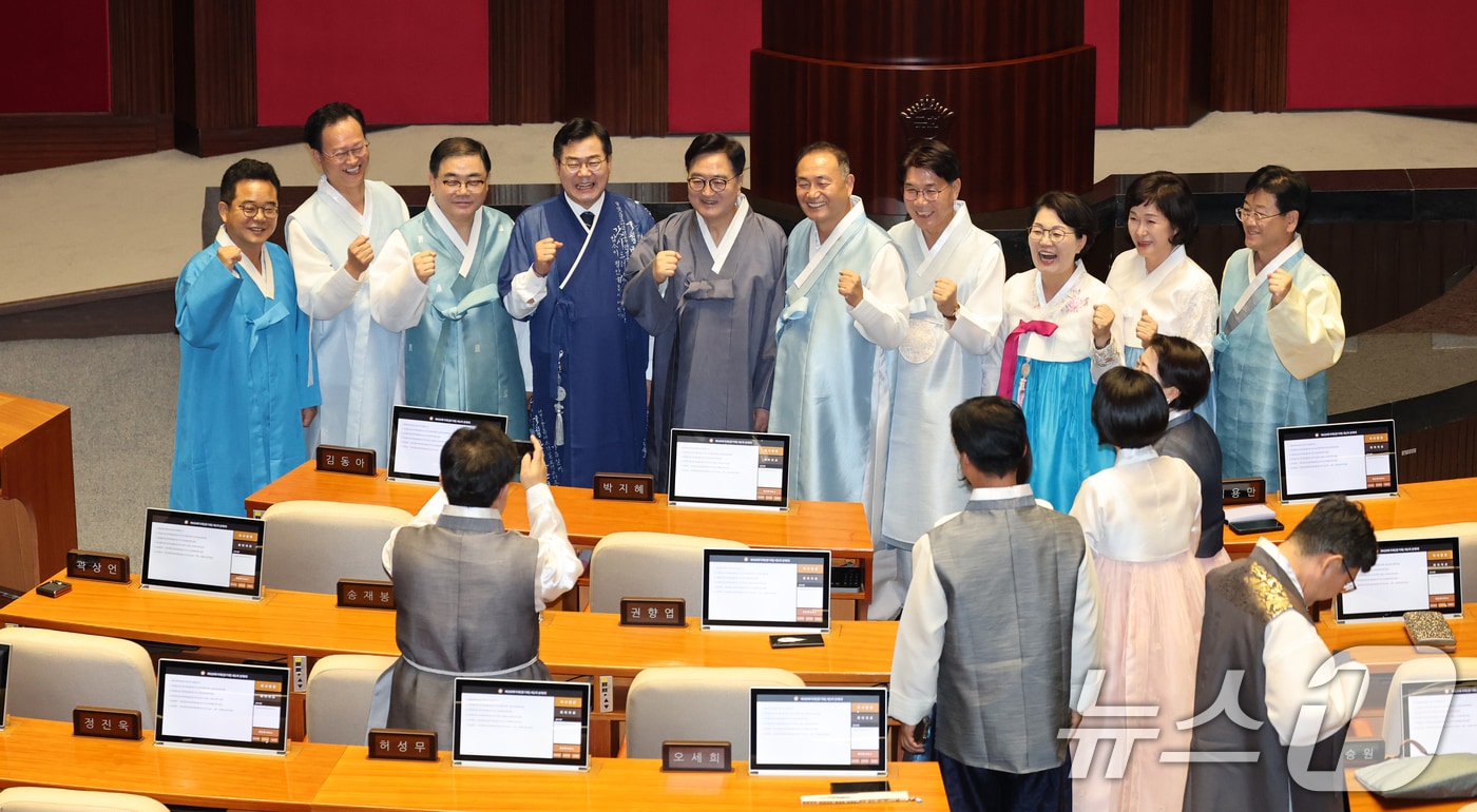 우원식 국회의장이 1일 오후 서울 여의도 국회에서 열린 제429회 국회&#40;정기회&#41; 제1차 본회의를 마치고 한복을 입은 의원들과 기념촬영하고 있다. 2025.9.1/뉴스1 ⓒ News1 이승배 기자
