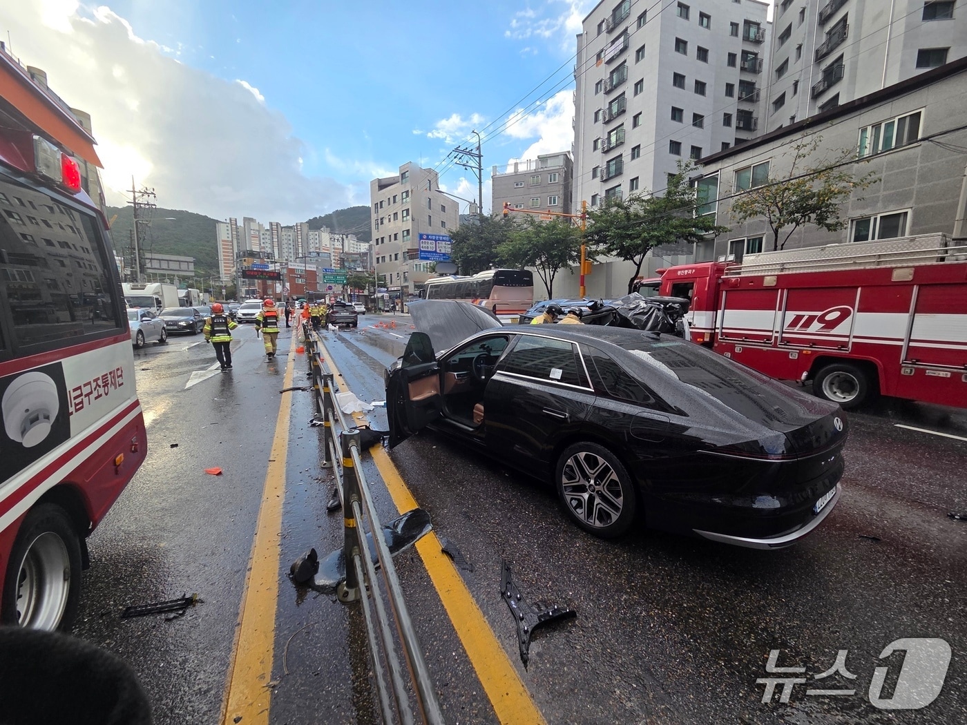 1일 서울 중랑구 용마터널 인근에서 발생한 음주 운전 사고 현장의 모습.&#40;서울 중랑소방서 제공&#41;