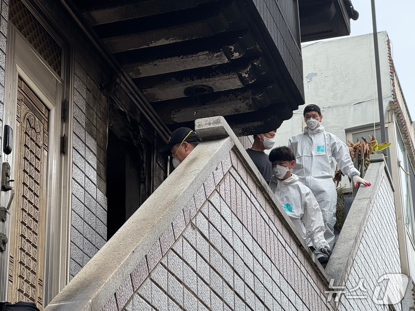 대구 강북경찰서 등 합동감식반은 1일 북구 다세대 주택 화재 현장에서 감식을 진행하고 있다.(독자 제공.재판매 및 DB 금지)