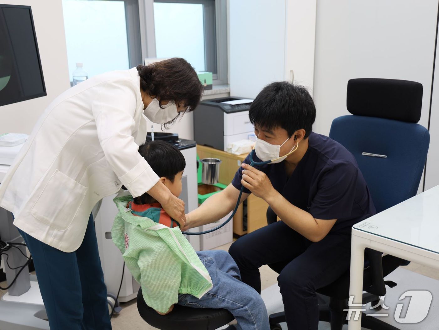 곡성군에서 운영하는 &#39;매일 만나는 소아과&#39;에서 어린이가 진료를 받고 있다.&#40;광양시 제공&#41; 