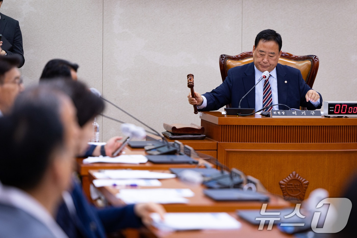 어기구 국회 농림축산식품해양수산위원장이 지난 9월 1일 서울 여의도 국회에서 열린 제429회 국회&#40;정기회&#41; 농림축산식품해양수산위원회 제1차 전체회의에서 의사봉을 두드리고 있다. 2025.9.1/뉴스1 ⓒ News1 유승관 기자