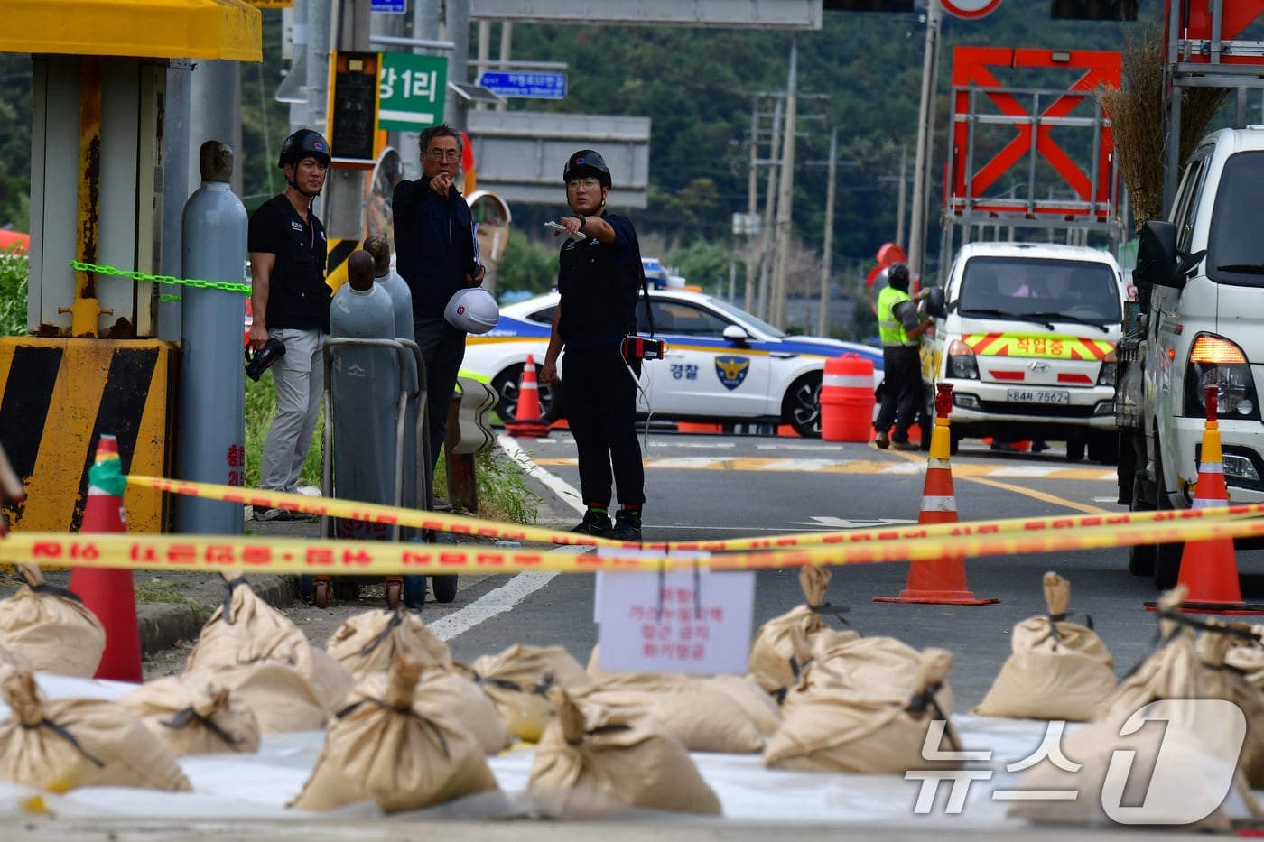 1일 오후 경북 포항시 남구 연일읍 자명리 시도 5호선 도로 주변에서 LNG 가스 누출 사고로 양방향 도로 통행이 통제된 가운데 가스안전공사 직원들이 현장을 점검하고 있다.  2025.9.1/뉴스1 ⓒ News1 최창호 기자
