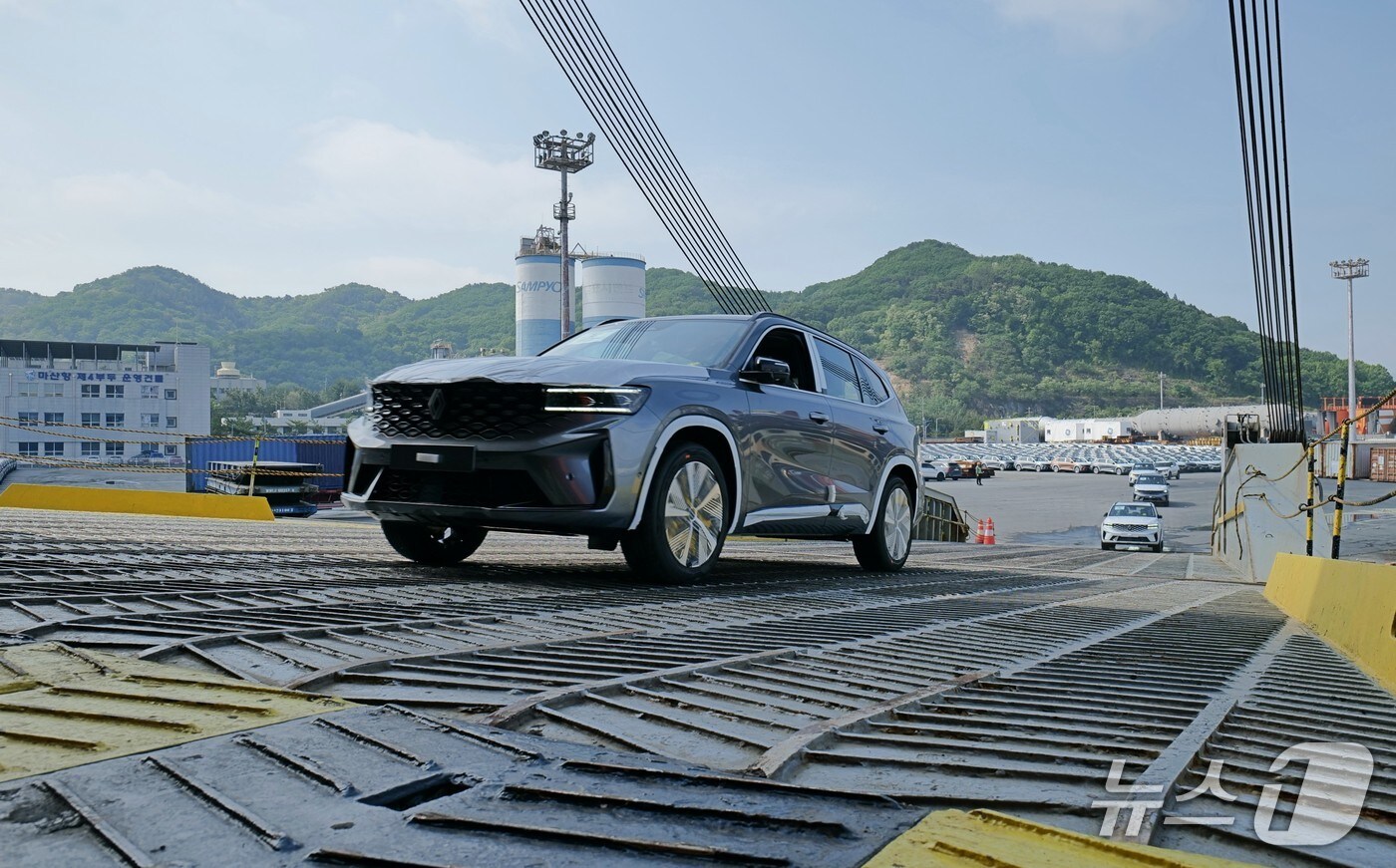 수출 선적 중인 르노코리아의 중형 SUV 그랑 콜레오스.(르노코리아 제공) 