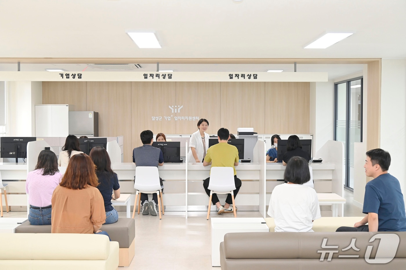 대구 달성군은 1일 달성이룸캠프 4층에 '달성청년마당'을 개소했다. 청년들이 다양한 지원을 받기 위해 대기를 하고 있다.(대구 달성군 제공.재판매 및 DB금지)