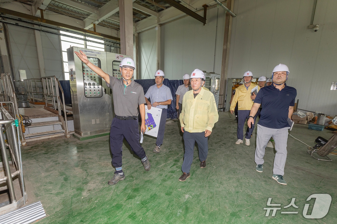 1일 구충곤 광양경자청장이  중대재해 취약사업장 특별 안전점검을 실시하고 있다&#40;광양경자청 제공&#41;