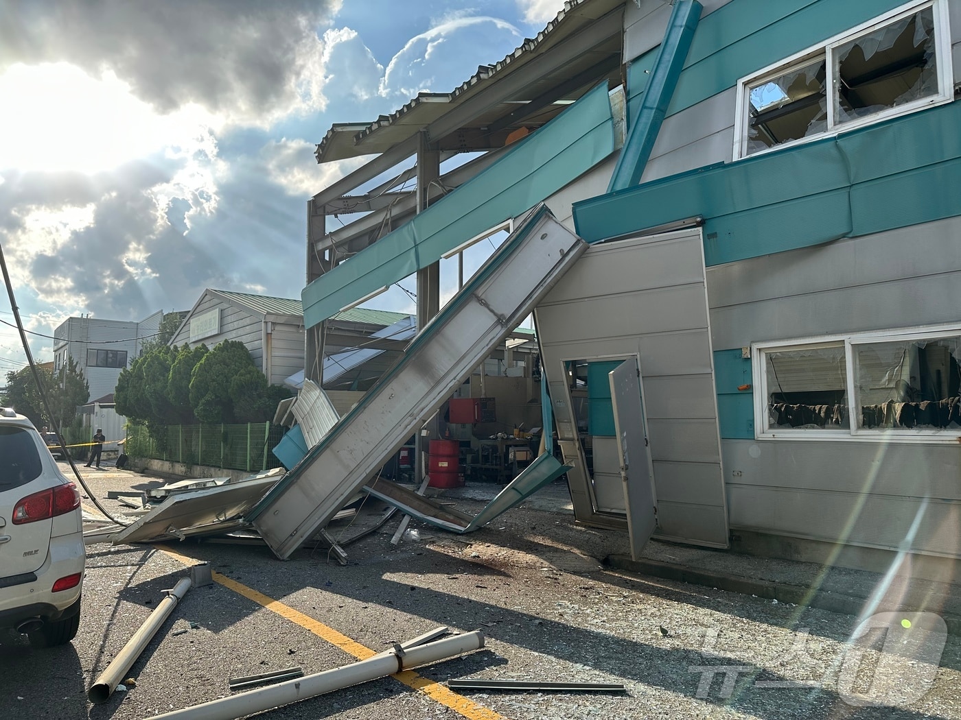 1일 오후 4시 56분쯤 광주 광산구 비아동의 한 금형 공장에서 가스통이 폭발했다는 신고가 119 상황실에 접수됐다. 사진은 폭발로 인해 공장 일부가 무너진 현장 모습. (독자제공. 재판매 및 DB 금지) 2025.9.1/뉴스1 