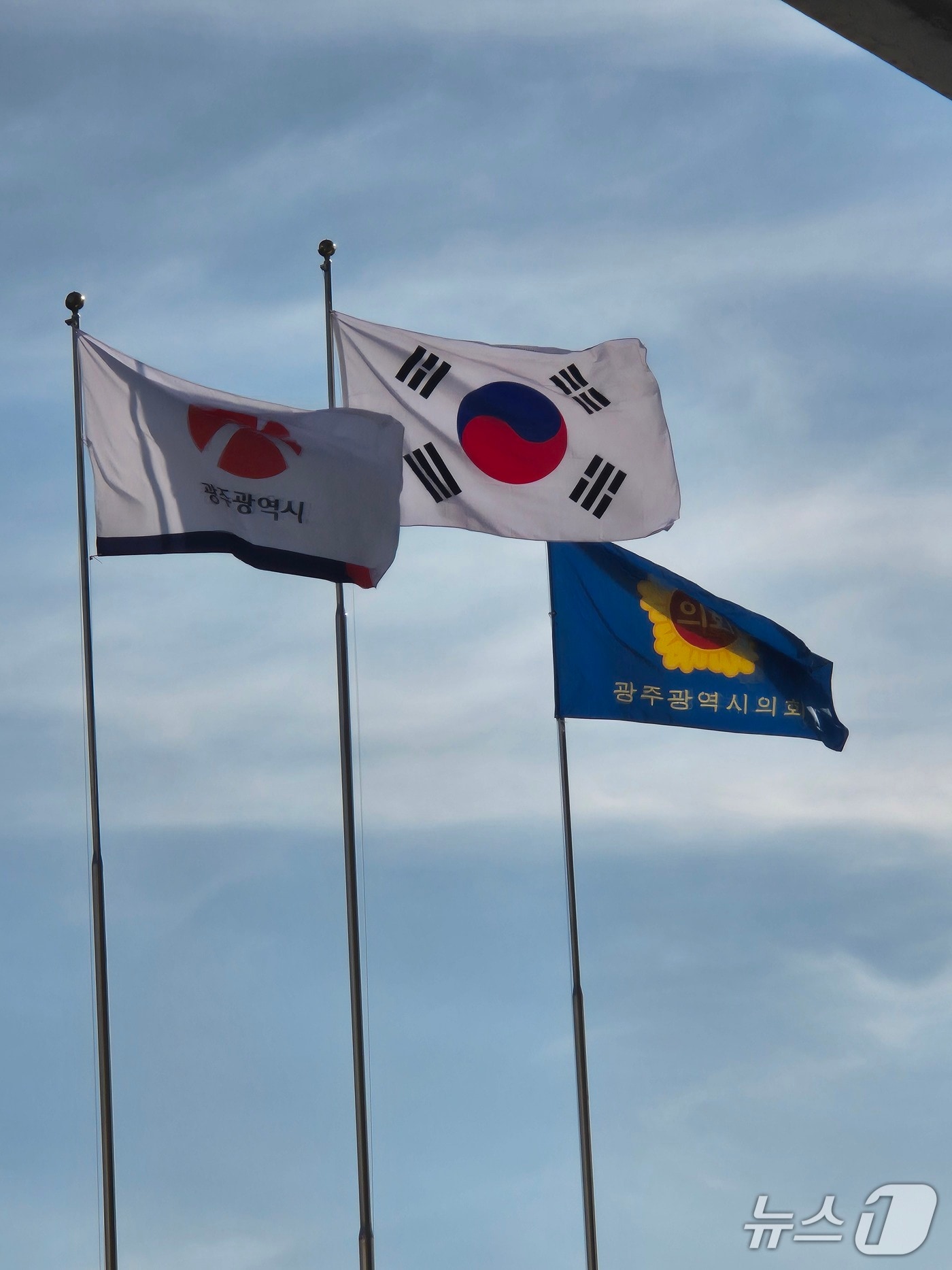 1일 오후 광주시의회 청사 앞 게양대에 태극기가 거꾸로 게양돼 있다. 2025.9.1/뉴스1