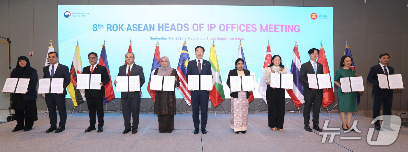  김완기 특허청장(왼쪽 6번째)이 ‘제8차 한-아세안 특허청장회의’을 마치고 기념촬영을 하고 있다. (특허청 제공.재판매 및 DB금지)/뉴스1